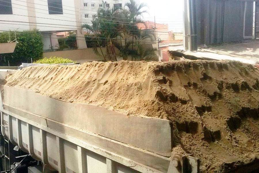 Caminhão fechado de areia em Parque Paineiras - São Paulo - SP - Performance Areia e Pedra